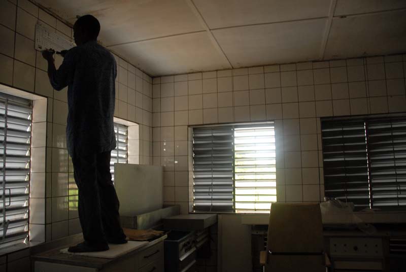 preparazione ambulatorio odontoiatria - burkina faso 2007- 0003