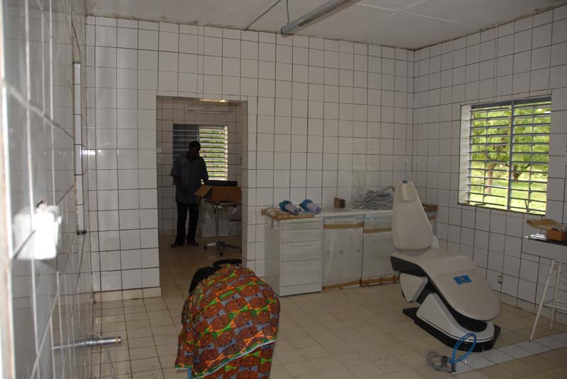 preparazione ambulatorio odontoiatria - burkina faso 2007- 0016