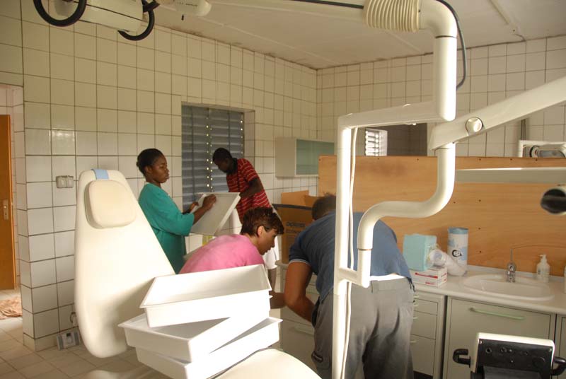 preparazione ambulatorio odontoiatria - burkina faso 2007- 0088